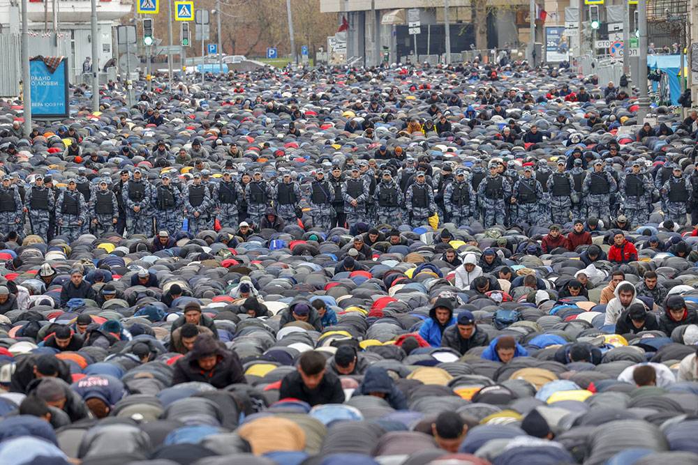 Rusya'dan bayram namazı manzaraları: Camiler yetmedi sokaklar mescid oldu 2