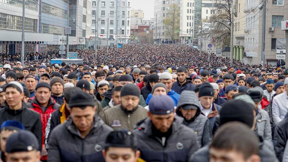 Rusya'dan bayram namazı manzaraları: Camiler yetmedi sokaklar mescid oldu 4