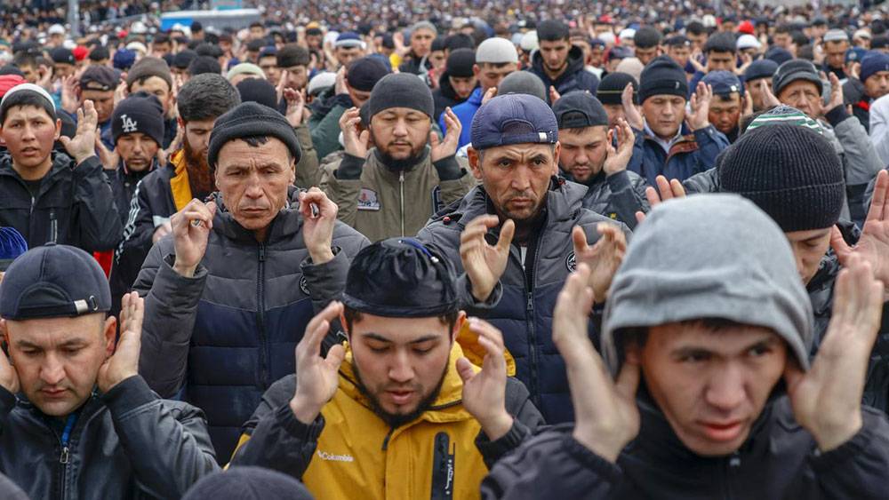 Rusya'dan bayram namazı manzaraları: Camiler yetmedi sokaklar mescid oldu 5