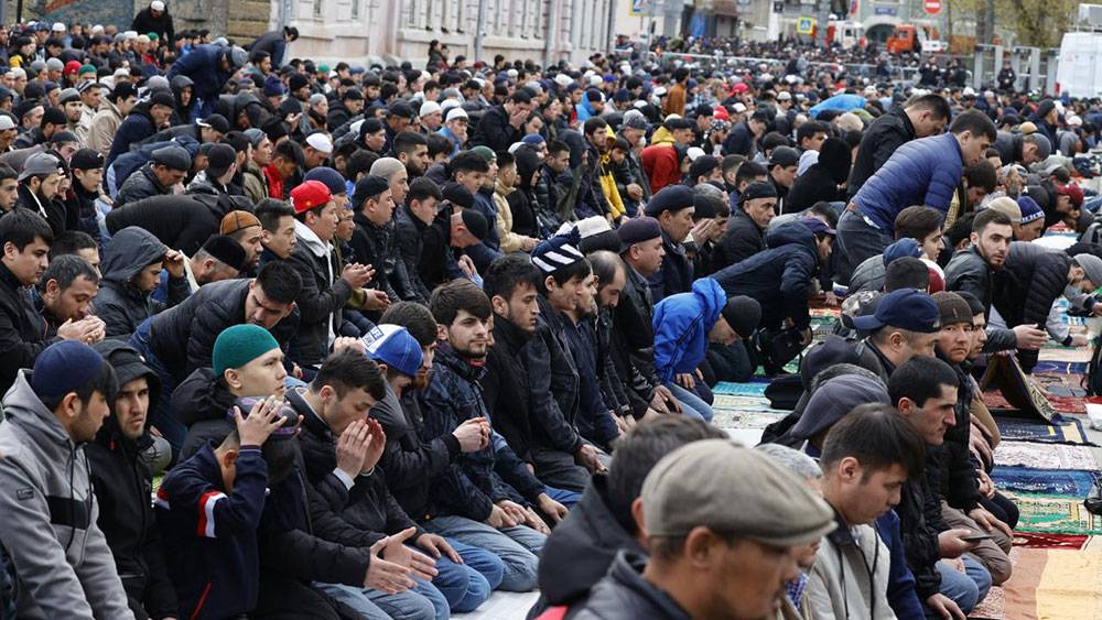 Rusya'dan bayram namazı manzaraları: Camiler yetmedi sokaklar mescid oldu 8