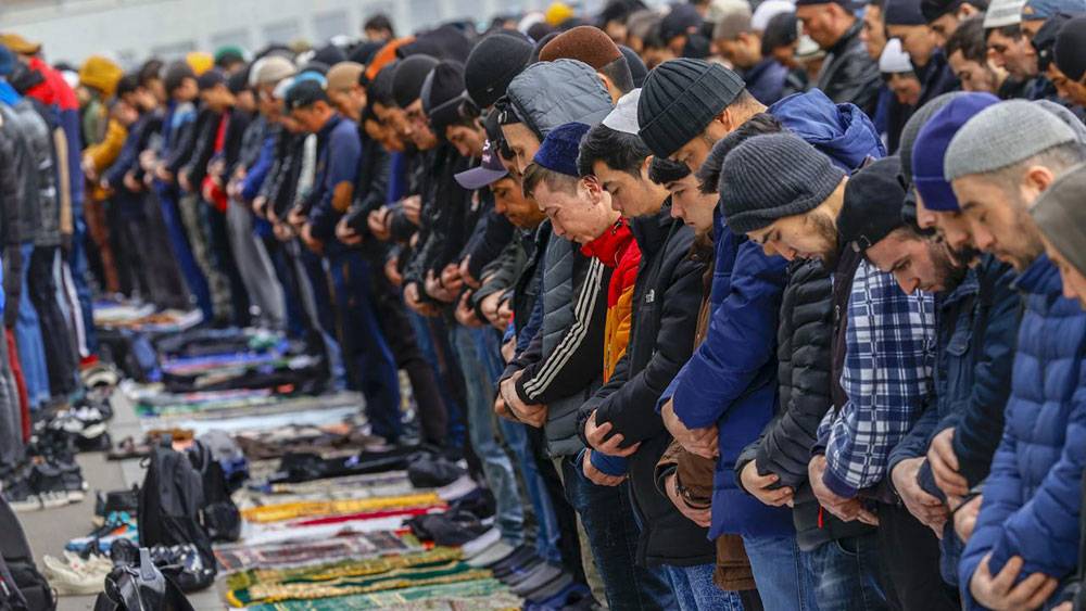 Rusya'dan bayram namazı manzaraları: Camiler yetmedi sokaklar mescid oldu 9