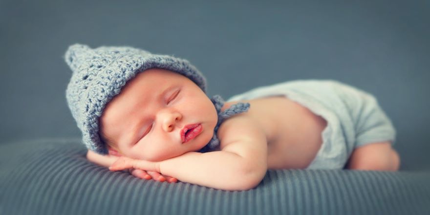 bebekler uyurken neden gulumser
